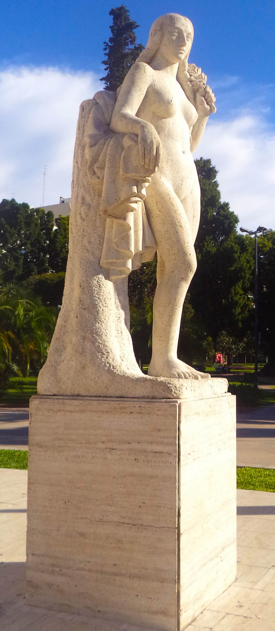 Esculturas femeninas en Monumento a Simón Bolívar